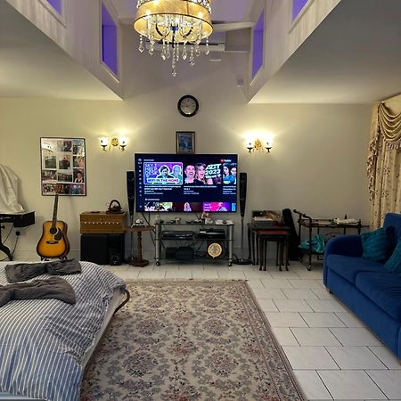Amazing Gantshill Studio Annexe & Free Parking レッドブリッジ エクステリア 写真