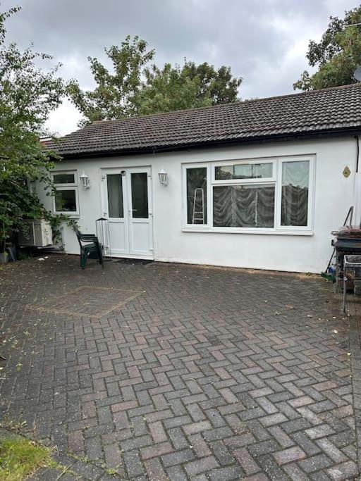 Amazing Gantshill Studio Annexe & Free Parking レッドブリッジ エクステリア 写真