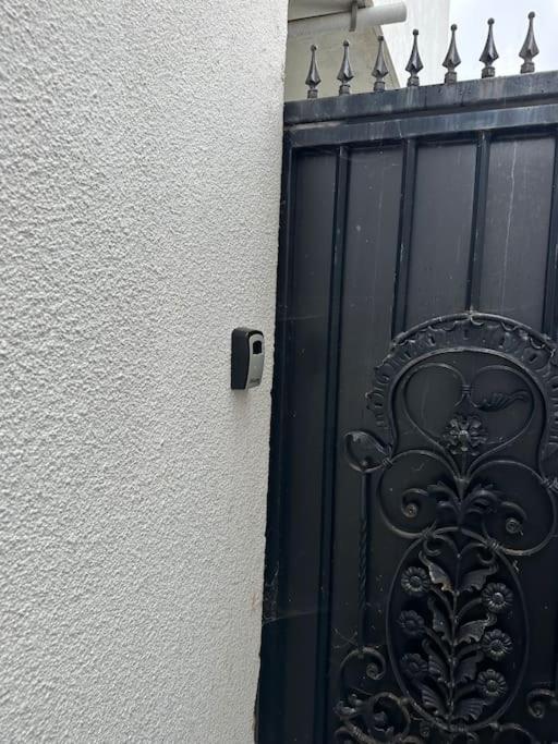 Amazing Gantshill Studio Annexe & Free Parking レッドブリッジ エクステリア 写真