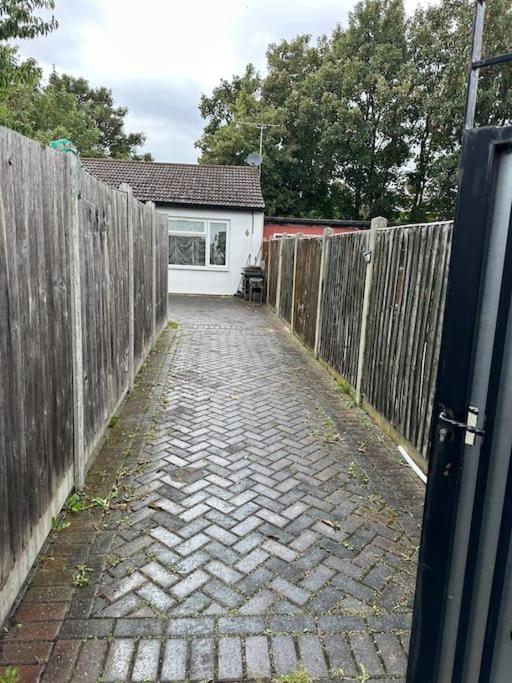 Amazing Gantshill Studio Annexe & Free Parking レッドブリッジ エクステリア 写真