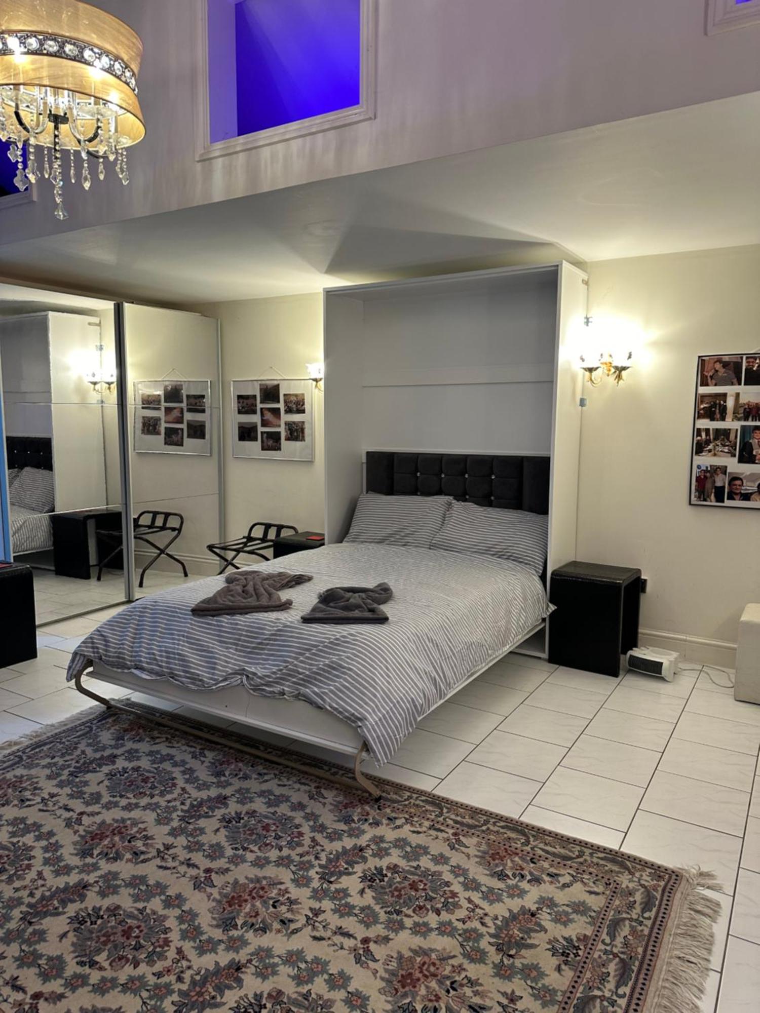 Amazing Gantshill Studio Annexe & Free Parking レッドブリッジ エクステリア 写真
